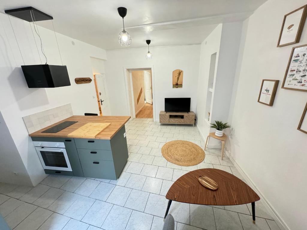 une cuisine avec un comptoir et une table dans l'établissement Le ROUSTAN - Halles à 2 mins - WIFI - CLIM, à Sète