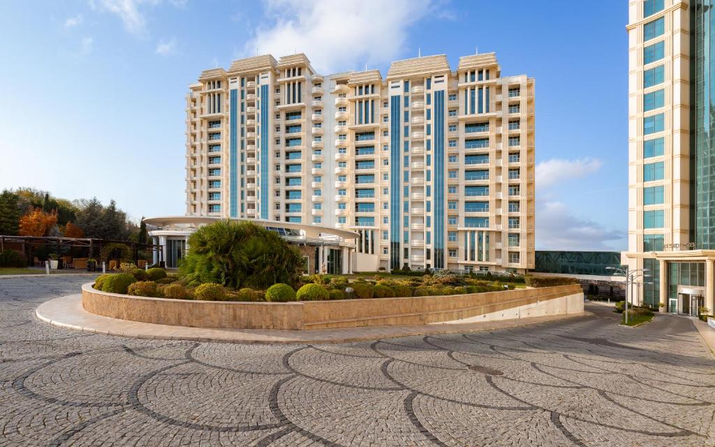 un gran edificio con edificios altos en el fondo en Badamdar Hotel and Residences, en Baku