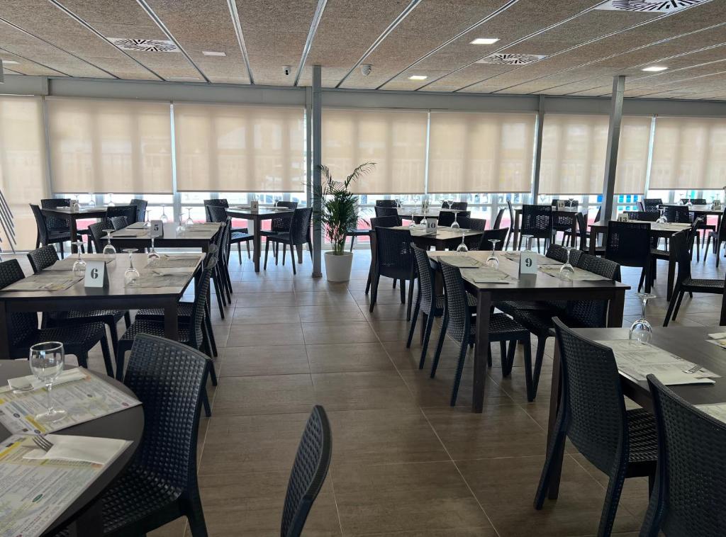 A restaurant or other place to eat at Pensión La Ola
