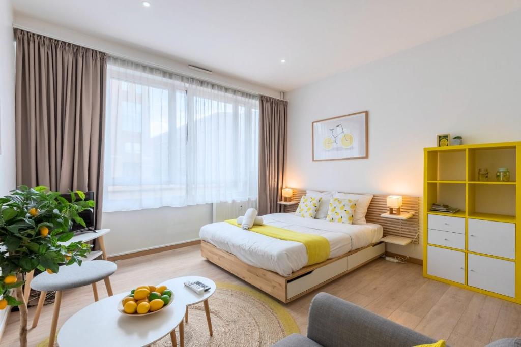 - une chambre avec un lit et une armoire jaune dans l'établissement Lille gares studio avec parking sécurisé, à Lille