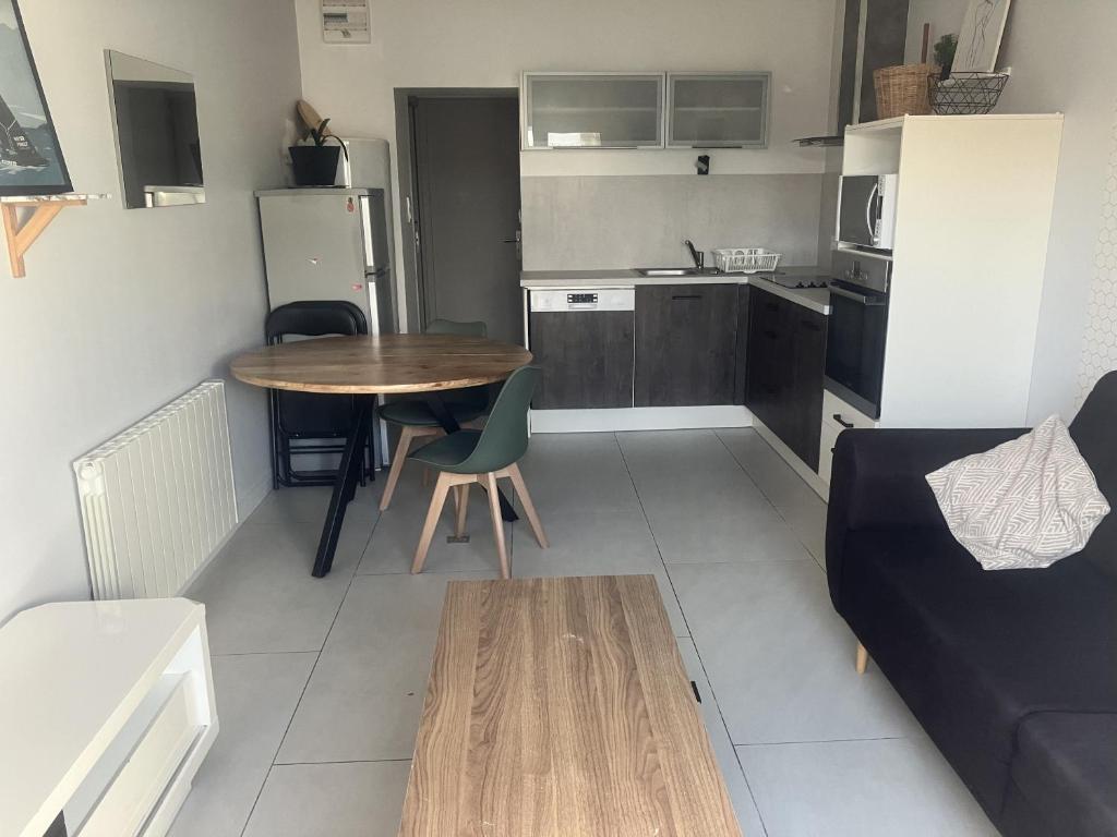 Apartamento pequeño con mesa y cocina en maison entre plage marais et forêt, en Olonne-sur-Mer