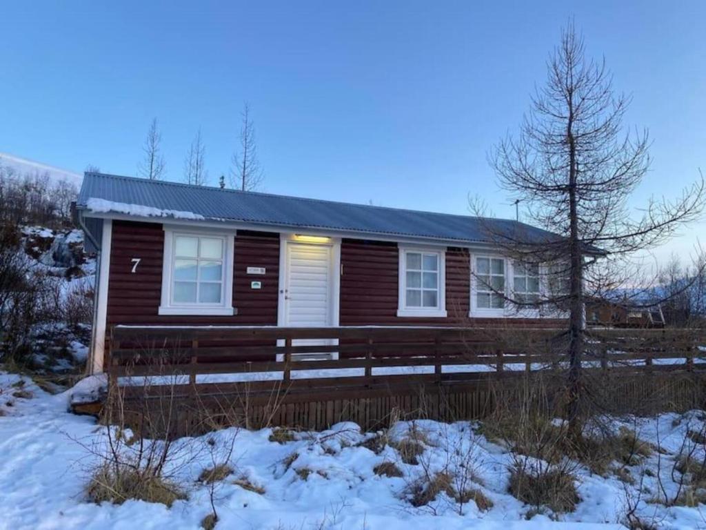 Cozy 2 bedroom cottage with hot tub om vinteren