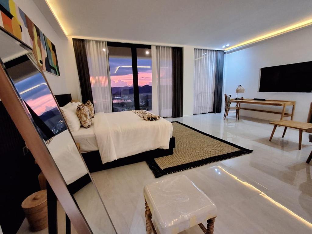 een hotelkamer met een bed en een televisie bij VILLA VALITO in Kuta Lombok