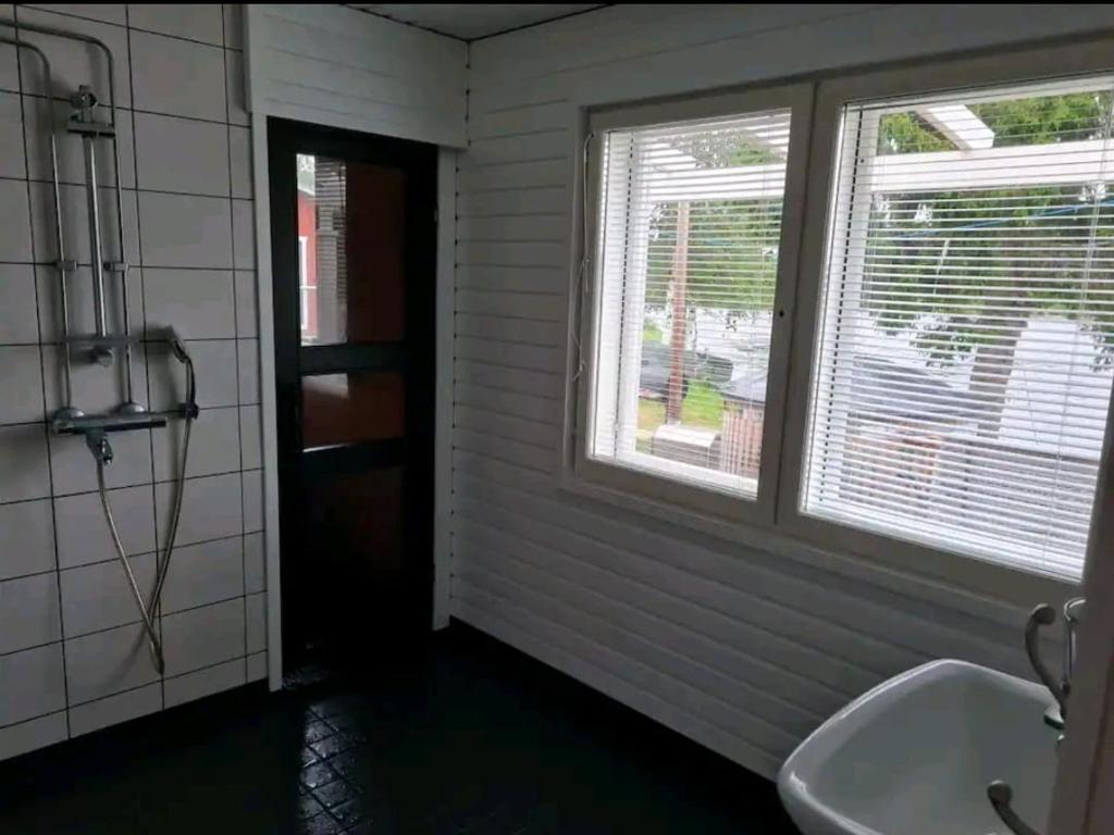 baño con lavabo y ventana en Eco Countryside house by the Simo River & hottub en Simo
