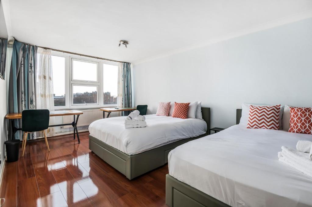 Llit o llits en una habitació de Stunning Massive Bedroom +Direct Thames River View