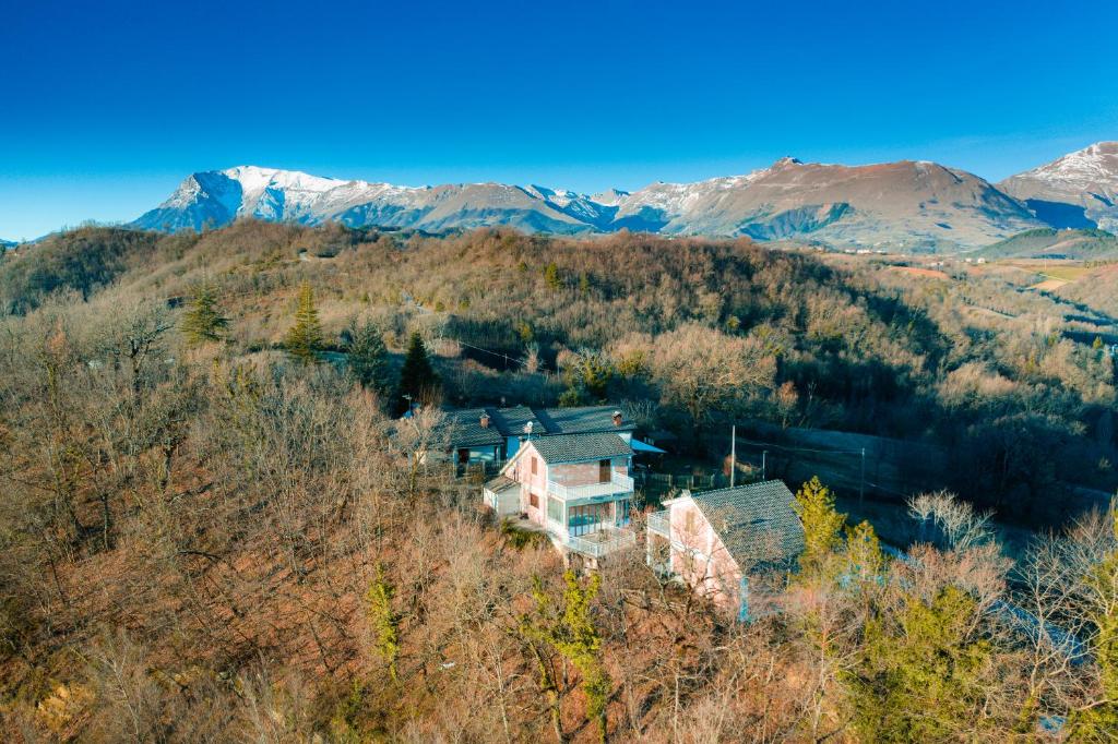 una vista aérea de una casa en las montañas en [vista Sibillini] Villa Amici, 