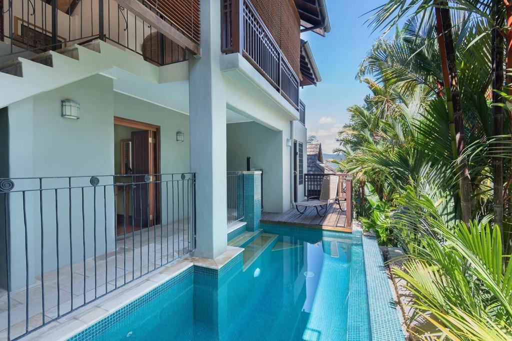 Coco Villa - Central Mediterranean-style Pool Oasis في ميناء دوغلاس: فيلا بمسبح والنخيل