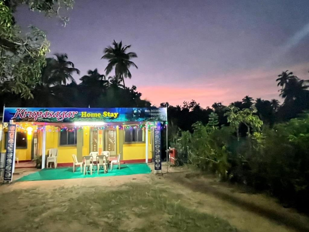 une maison avec un panneau indiquant un séjour chez l'hyperviste dans l'établissement Krupasagar Homestay, à Malvan