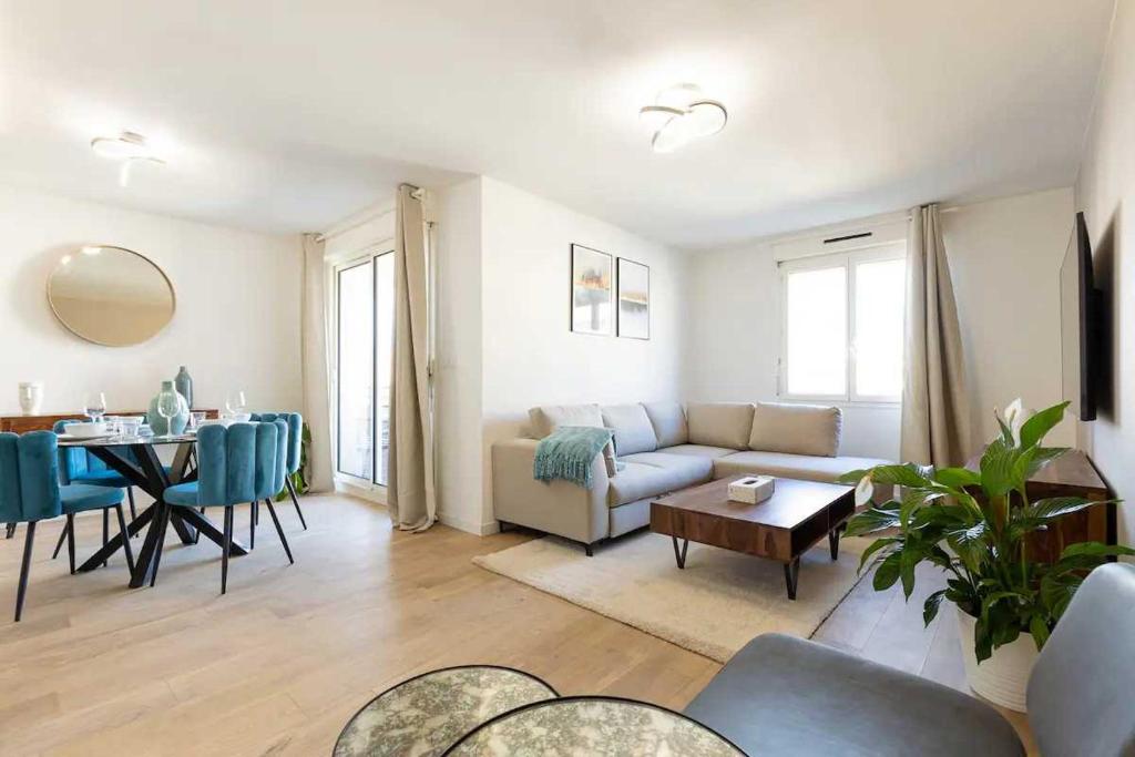 salon z kanapą i stołem w obiekcie Magnificent Modern 2 Bedrooms Apartment Castellane District w Marsylii