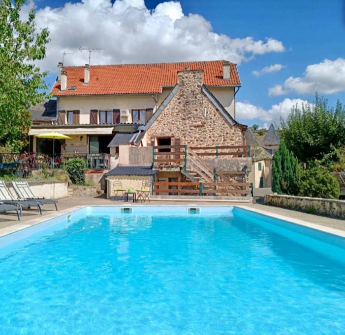 una grande piscina blu di fronte a una casa di Résidence des Igues a Compolibat