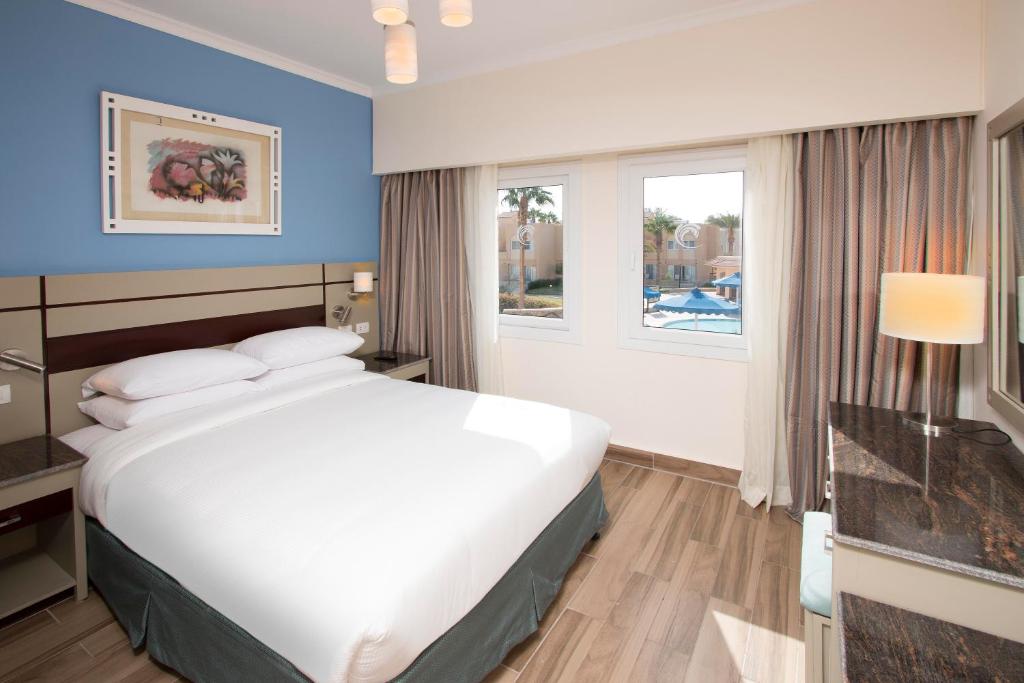 Postel nebo postele na pokoji v ubytování Swiss Inn Resort Hurghada