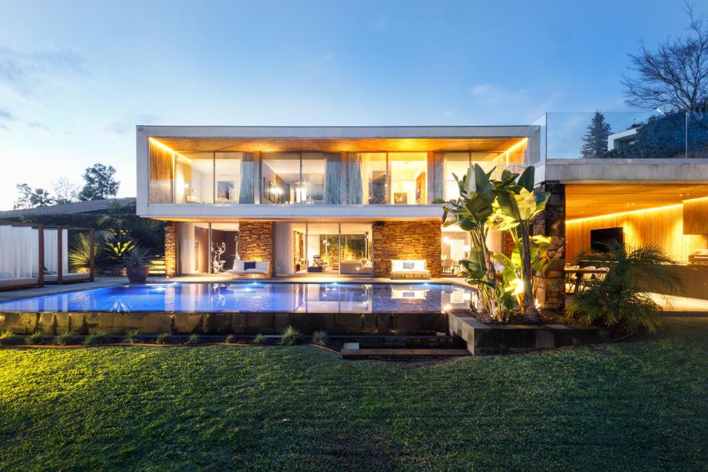 a large house with a pool in front of it at Golfe Villa ' Paraíso de Luxo ' Piscina Aquecida in Ponte de Lima