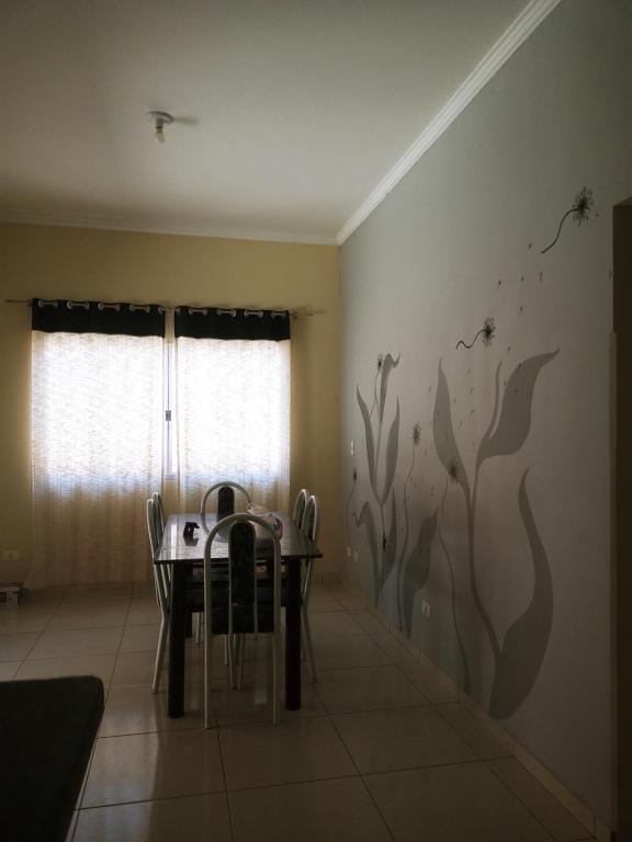 une salle à manger avec une table et des chaises dans l'établissement Casa da pri, à São João Batista do Glória