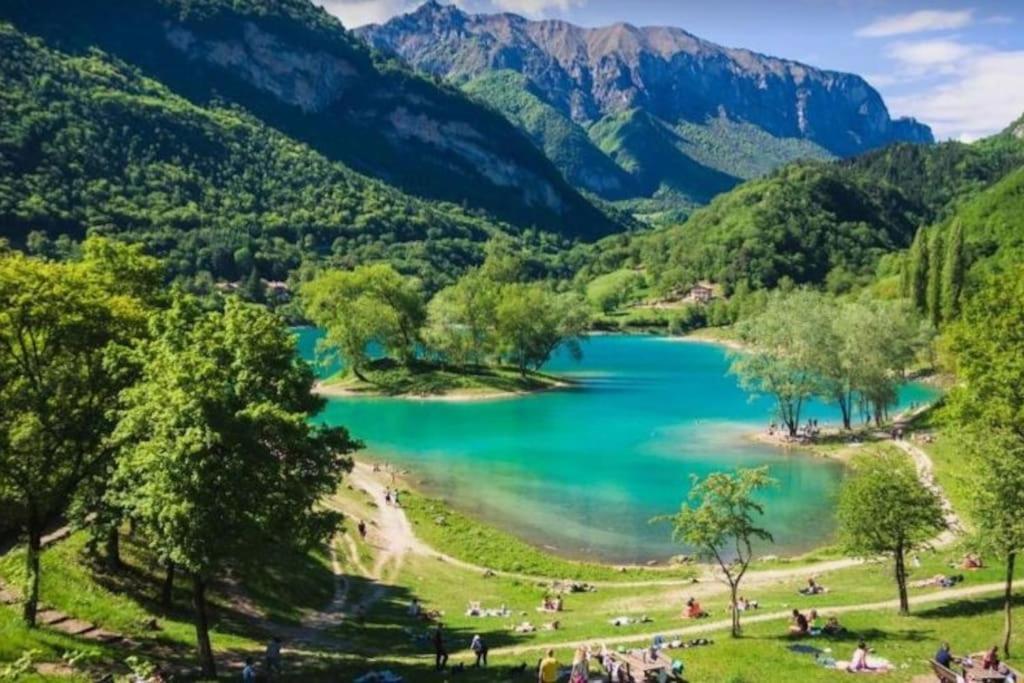 un lago in una valle con montagne sullo sfondo di Il Nido di Cristina CIPAT : 022006-AT-013439 ad Arco