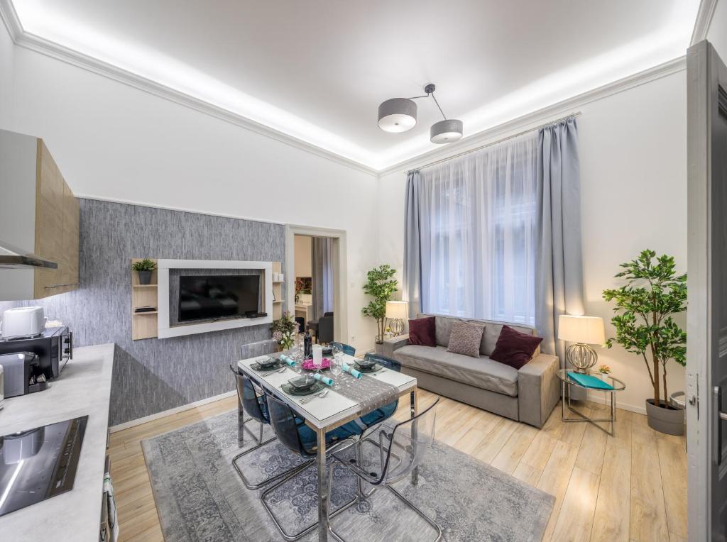 sala de estar con sofá y mesa en Central Market Residence, en Budapest