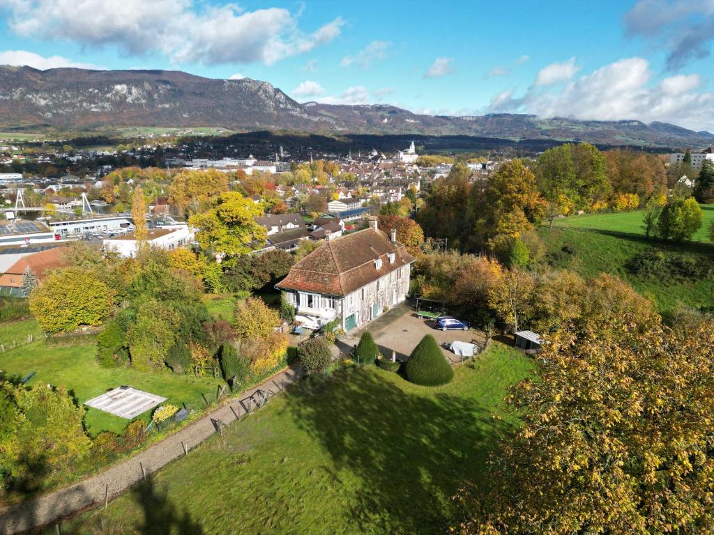 an aerial view of a large house on a field at Einzigartiges Appartement im Höfli11 mit 3 Schlafzimmer in Solothurn