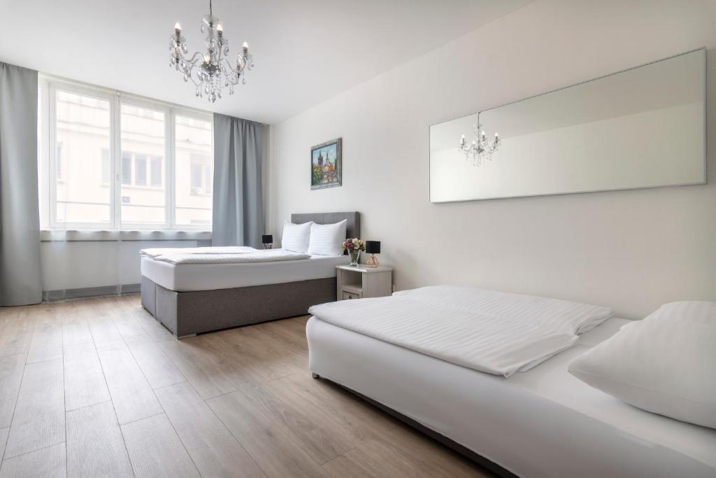 Postel nebo postele na pokoji v ubytování Prague Serenity Suites and Apartments