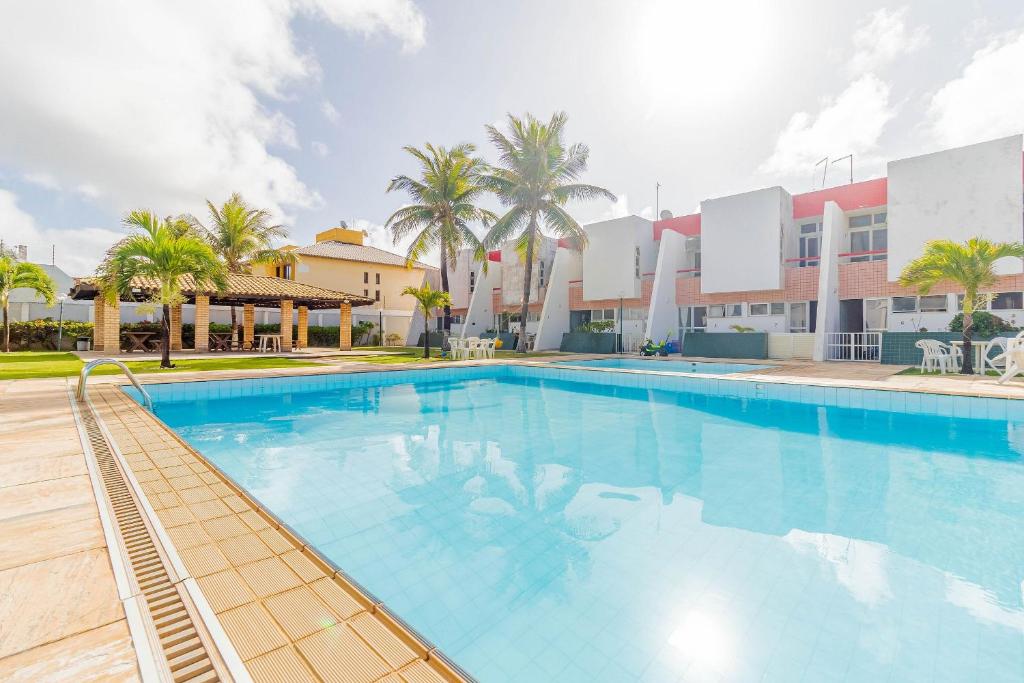 een groot zwembad voor een gebouw bij PFL03 Apto 3 Quartos a 250m da Praia in Salvador