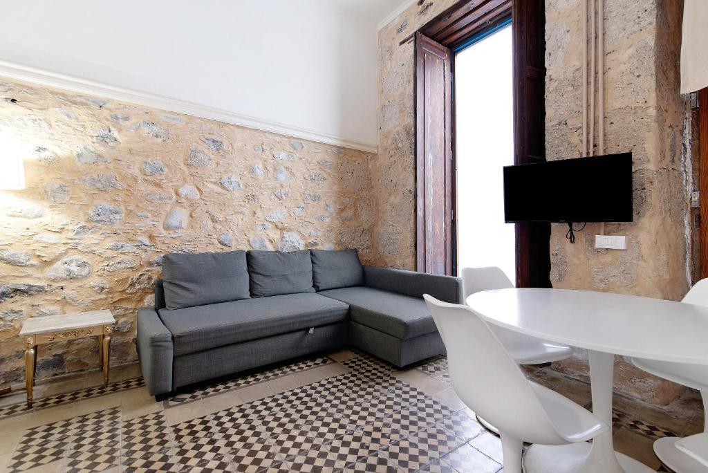 uma sala de estar com um sofá e uma mesa em Apto López - Casa San Marcial em Las Palmas de Gran Canaria