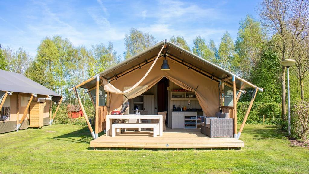 a large tent with a table in the yard at Glamping Bretagne in Quimper