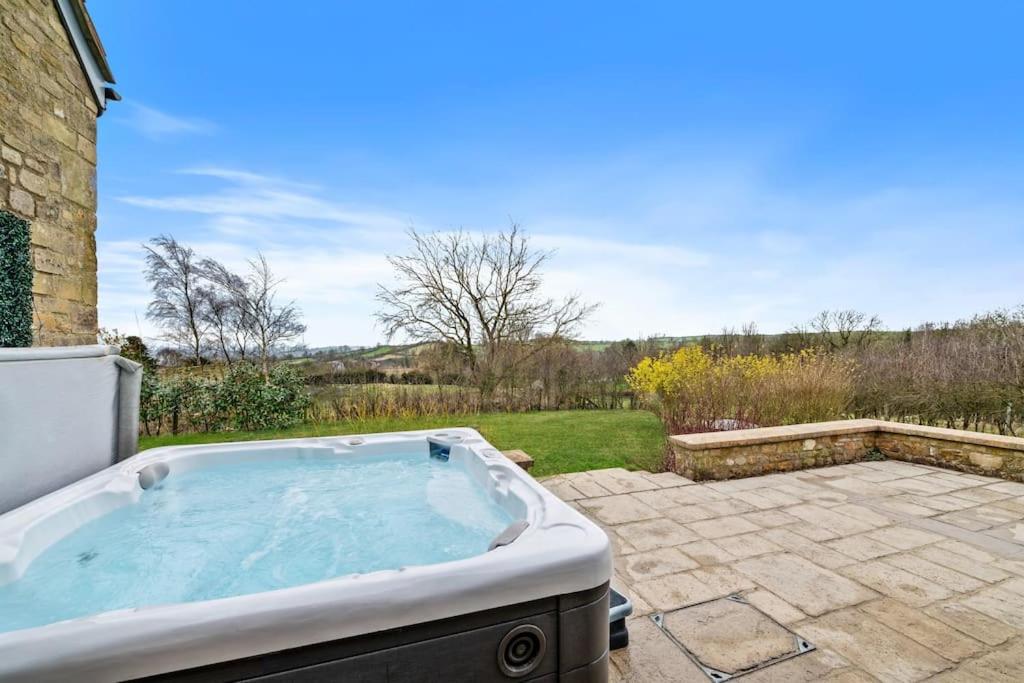 eine Whirlpool-Badewanne im Hof in der Unterkunft Knoll View Ranch - Group Hot Tub in Shepton Mallet