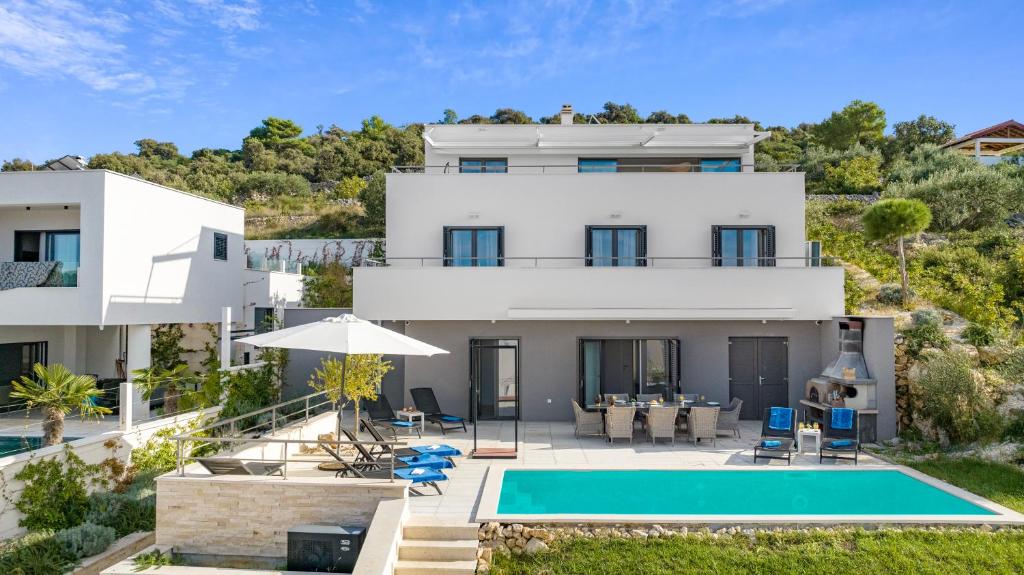 una villa con piscina e una casa di Villa Tyra a Ražanj