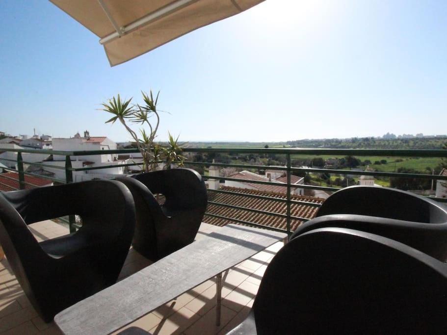 balcone con panchina e vista su un campo di Appartement - terrasse - vue mer a Pêra