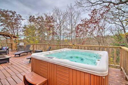 Fotografie z fotogalerie ubytování Spacious Cabin with Hot Tub near Carters Lake v destinaci Ellijay