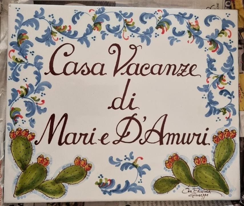 un cartello per un ristorante con sopra dei cactus di Di Mari e d'Amuri Casa Vacanza a Tonnara di Bonagia