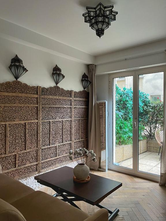 un salon avec une table et une fenêtre dans l'établissement Paris Tour Eiffel, à Paris