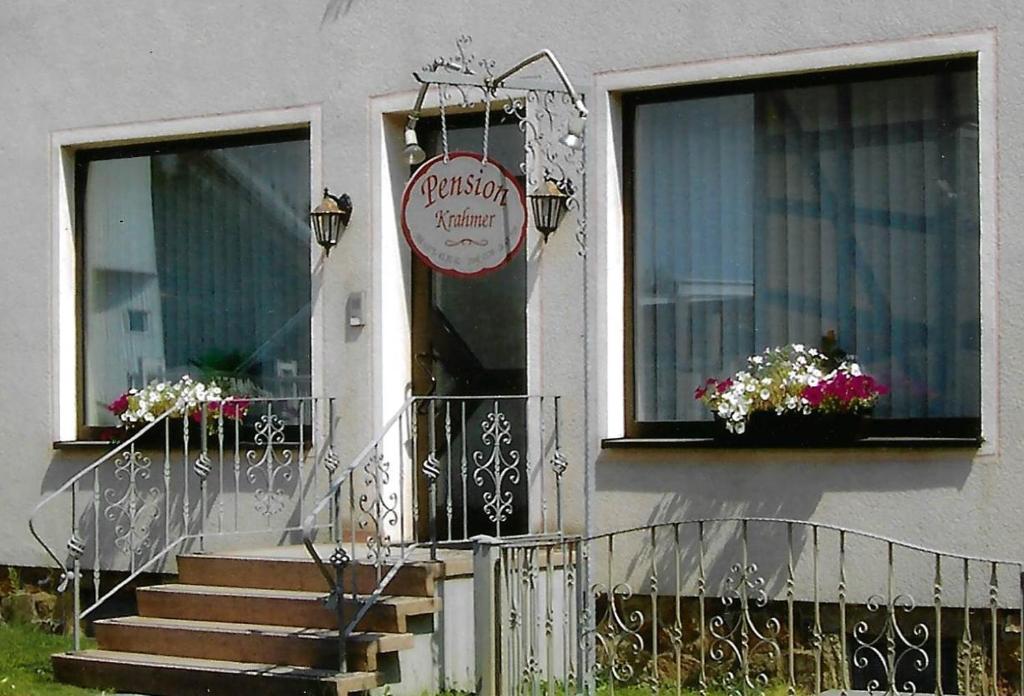 un cartel en la puerta principal de una casa en Pension Krahmer, en Chemnitz