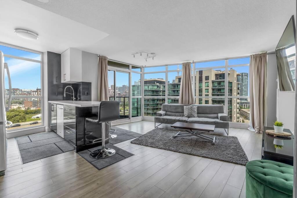 sala de estar con escritorio y sofá en 2 BR Waterfront Condo Downtown w/ free Parking en Toronto