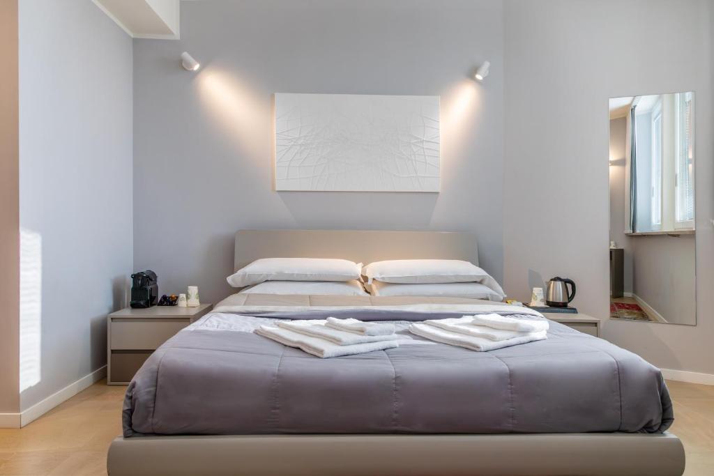 - une chambre avec un lit et 2 serviettes dans l'établissement Golgi Suite, à Pavia