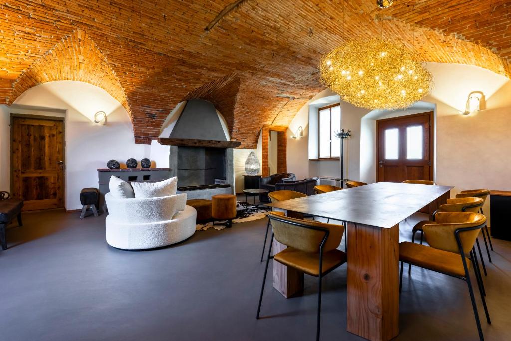 ein Wohnzimmer mit einem großen Tisch und Stühlen in der Unterkunft Relais Villa Carrara in Villa di Serio