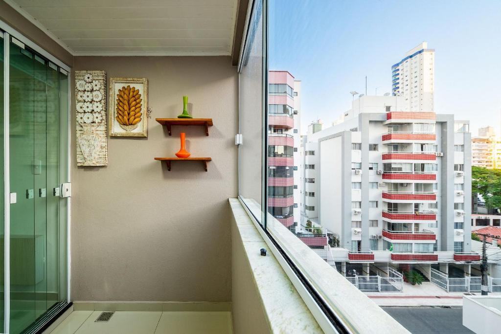 een balkon met uitzicht op de stad bij Apto confortável a 4min do mar RTA042 in Balneário Camboriú