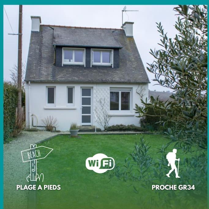 une maison avec un panneau devant une cour dans l'établissement Ti Gwenn, à Crozon