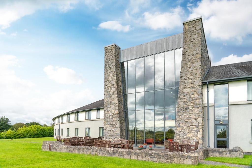 uma vista para o exterior de um grande edifício com janelas em Knock House Hotel em Knock