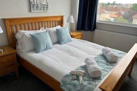 Collingwood House by StayStaycations tesisinde bir odada yatak veya yataklar
