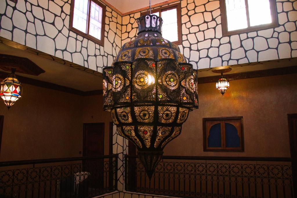 una gran lámpara de araña colgando del techo de un edificio en Riad ait Ben Haddou, en Aït Ben Haddou