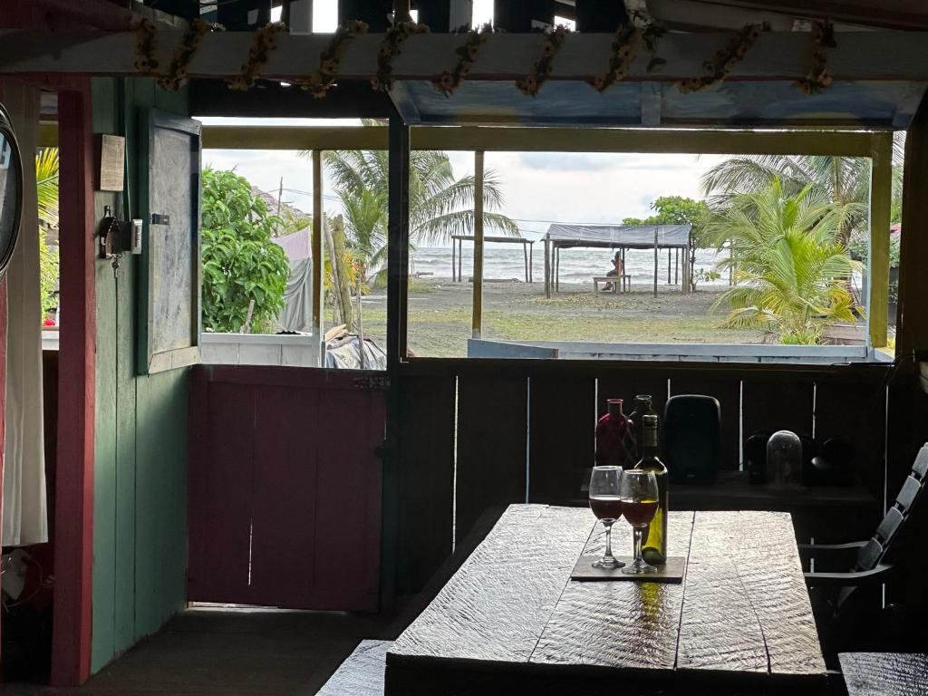 una mesa con dos copas de vino. en Iguana Azul Pacific Paradise, en Buenaventura