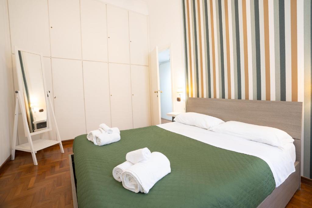 ein Schlafzimmer mit einem großen Bett mit Handtüchern darauf in der Unterkunft Vatican Apartment Borgo Pio in Rom