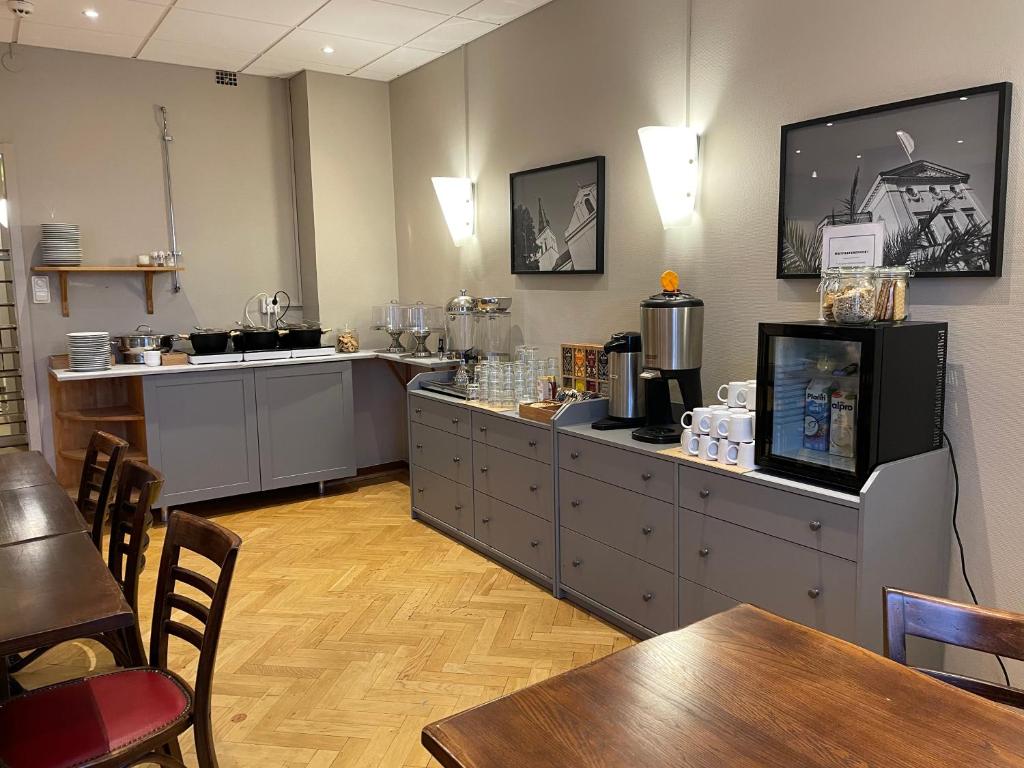 Příslušenství pro přípravu čaje a kávy v ubytování Good Morning Karlstad City