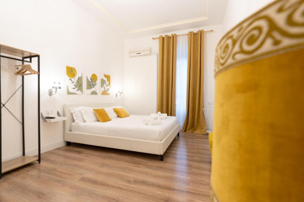 sala de estar con sofá blanco y cortinas amarillas en Vatican Apartment Santamaura en Roma