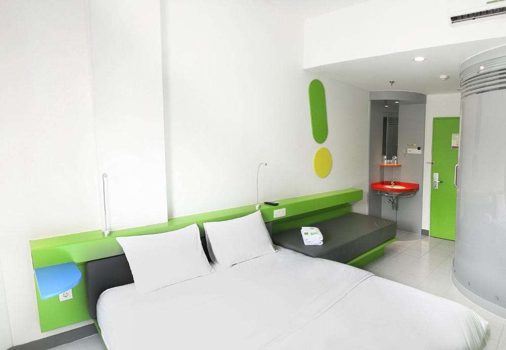 Postel nebo postele na pokoji v ubytování POP! Hotel Kemang Jakarta
