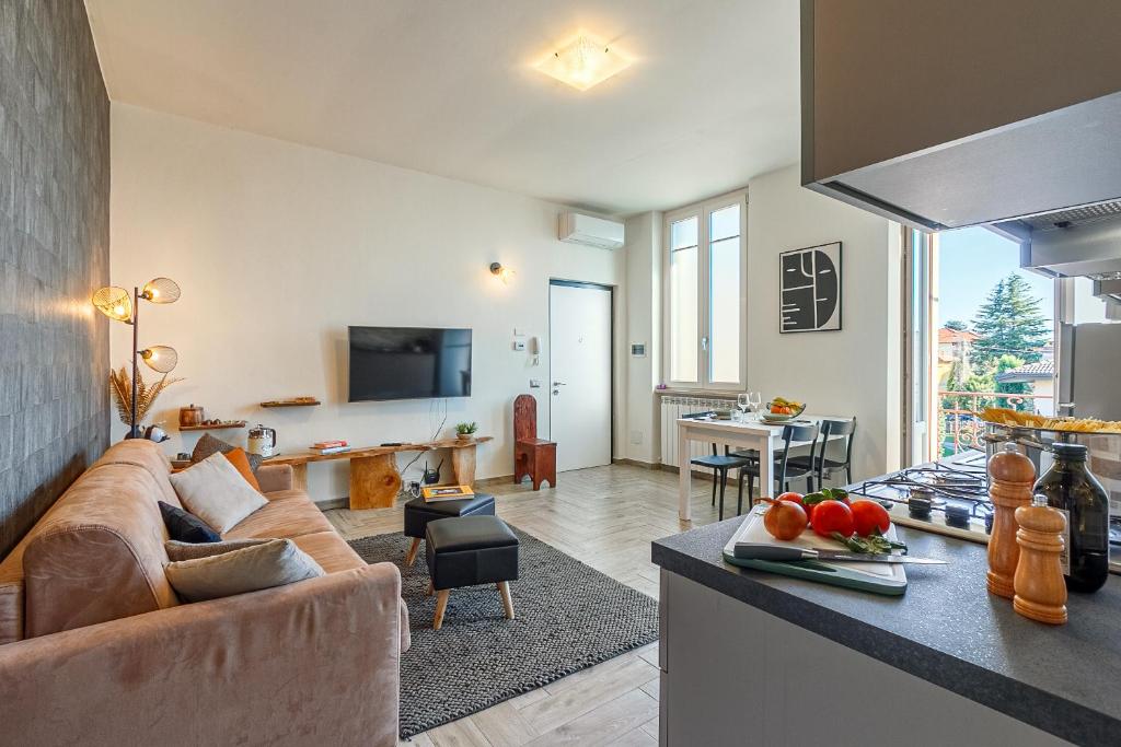 een keuken en een woonkamer met een bank en een tafel bij Al 33 di Via Roma - Apartments in Cardano al Campo