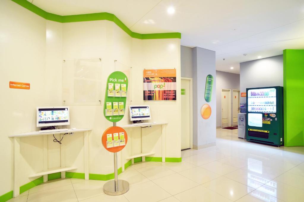 TV a/nebo společenská místnost v ubytování POP! Hotel Kemang Jakarta