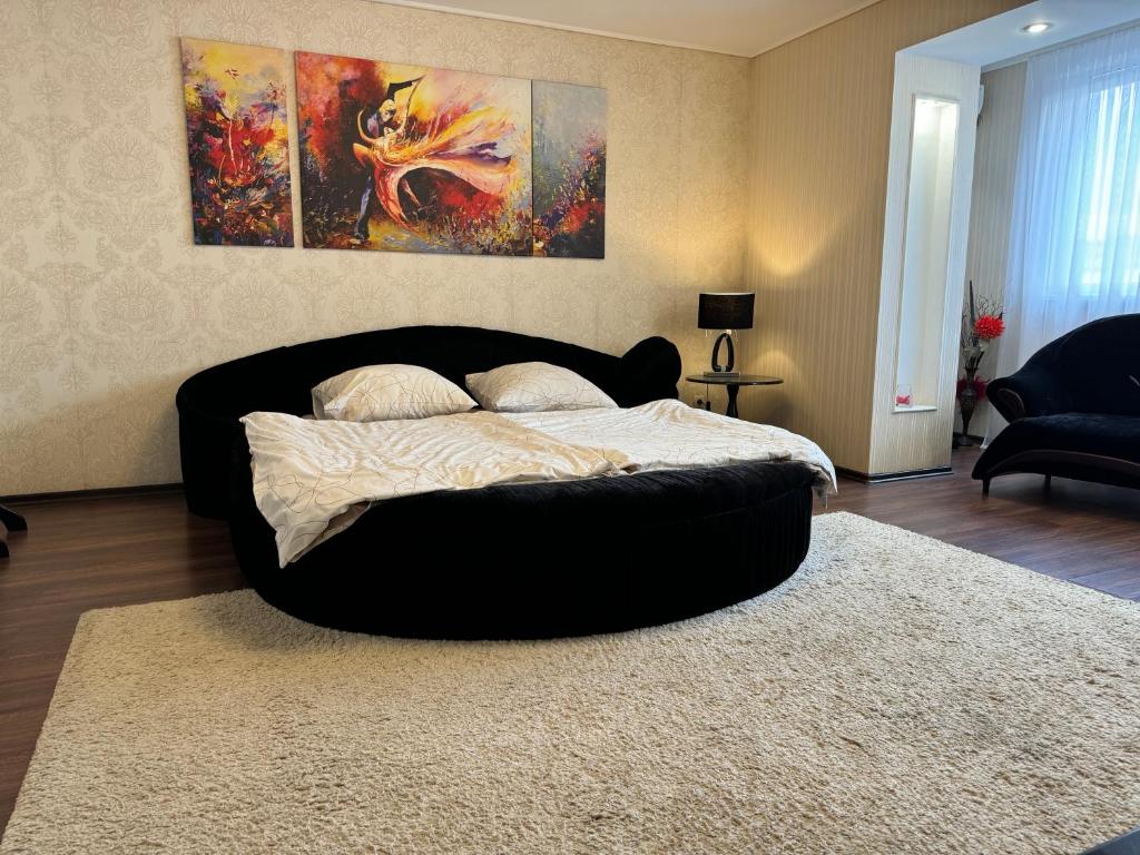 ドニプロにあるOne-Bedroom Apartment in the centerのベッドルーム1室(大型ベッド1台付)