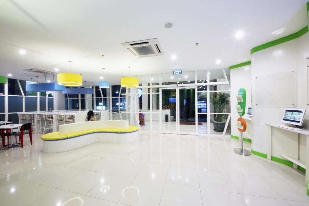 TV a/nebo společenská místnost v ubytování POP! Hotel Kemang Jakarta