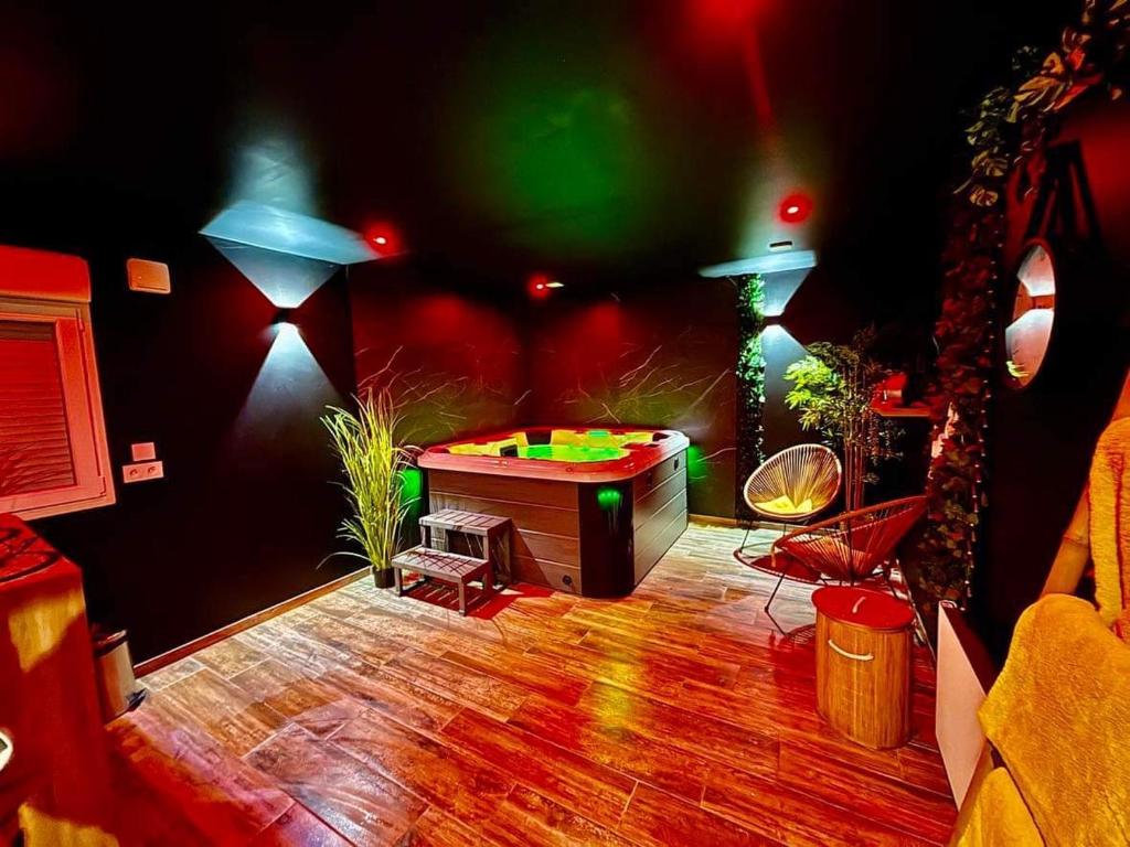Zimmer mit einer Bühne und einem Billardtisch in der Unterkunft Lov’&Spa 