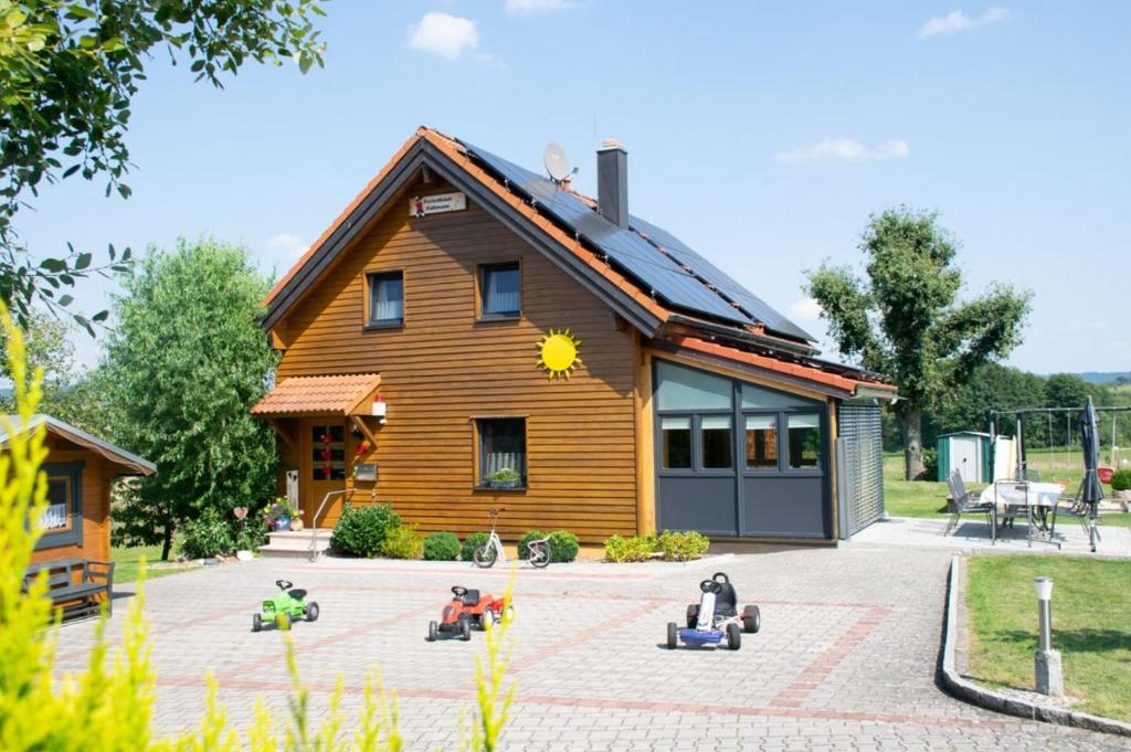 een huis met speelgoedauto's ervoor bij Ferienholzhaus Füßmann in Ahortal